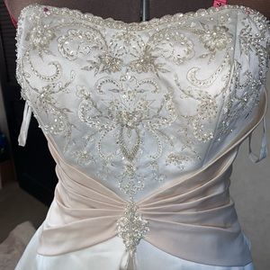 Wedding dress very beautiful.